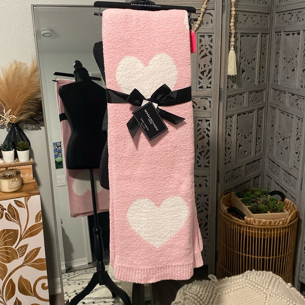 NWT VIRAL INSANELY SOFT Baby Pink and White Heart Blanket